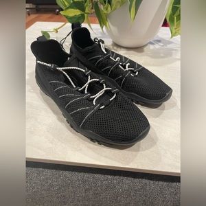 NWT All In Motion Women’s 7 Black Aurora Water Shoes